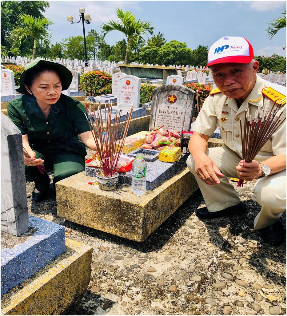 Cô Vũ Thị Lưu Liên và đồng đội thắp nén hương tại phần mộ Liệt sĩ Trần Minh Tiến