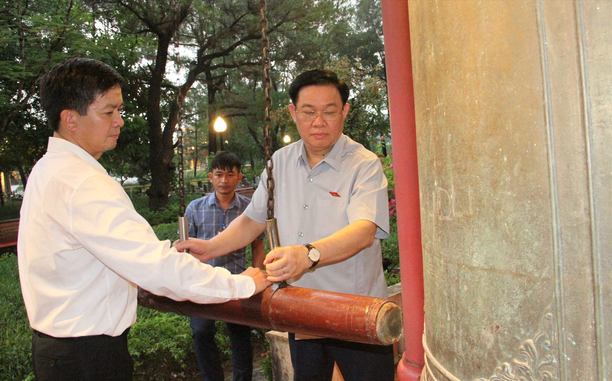 Chủ tịch Quốc hội Vương Đình Huệ và Bí thư Tỉnh ủy Lê Quang Tùng thỉnh chuông tại Nghĩa trang LSQG Trường Sơn - Ảnh: MĐ