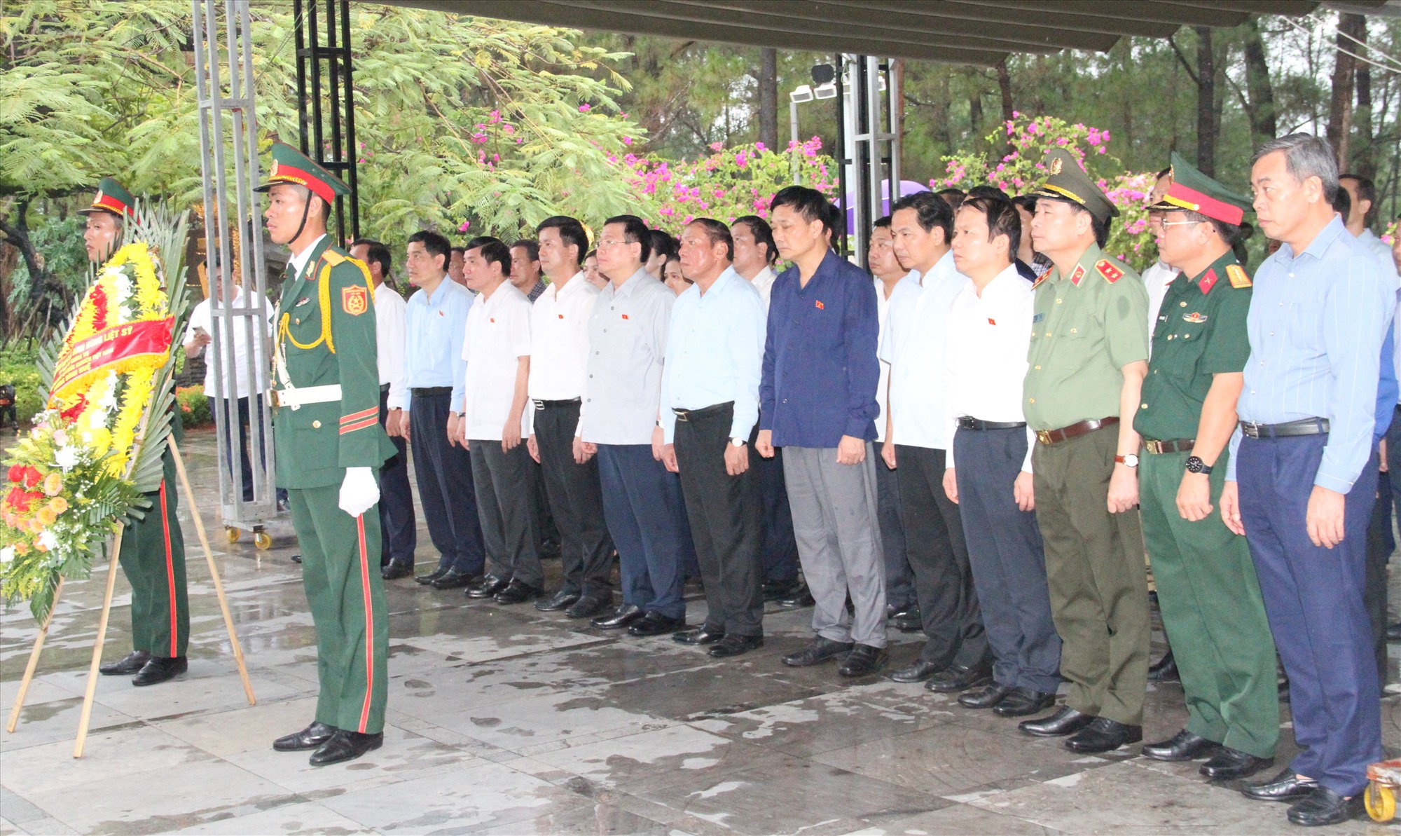 Chủ tịch Quốc hội Vương Đình Huệ và các thành viên đoàn công tác, lãnh đạo tỉnh đặt vòng hoa tại Nghĩa trang LSQG Trường Sơn - Ảnh: MĐ