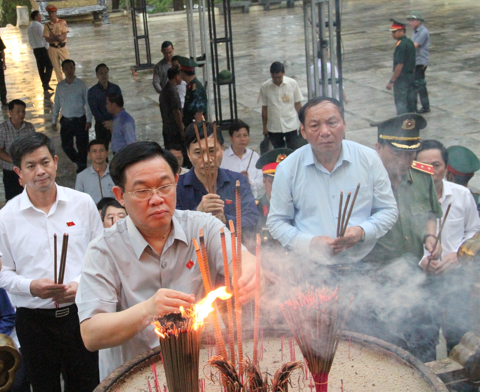 Chủ tịch Quốc hội Vương Đình Huệ và các thành viên đoàn công tác, lãnh đạo tỉnh dâng hương tại Nghĩa trang LSQG Trường Sơn - Ảnh: MĐ