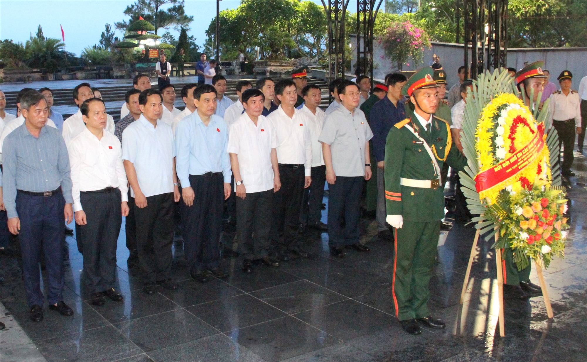 Chủ tịch Quốc hội Vương Đình Huệ và các thành viên đoàn công tác, lãnh đạo tỉnh đặt vòng hoa tại Nghĩa trang LSQG Đường 9 - Ảnh: MĐ