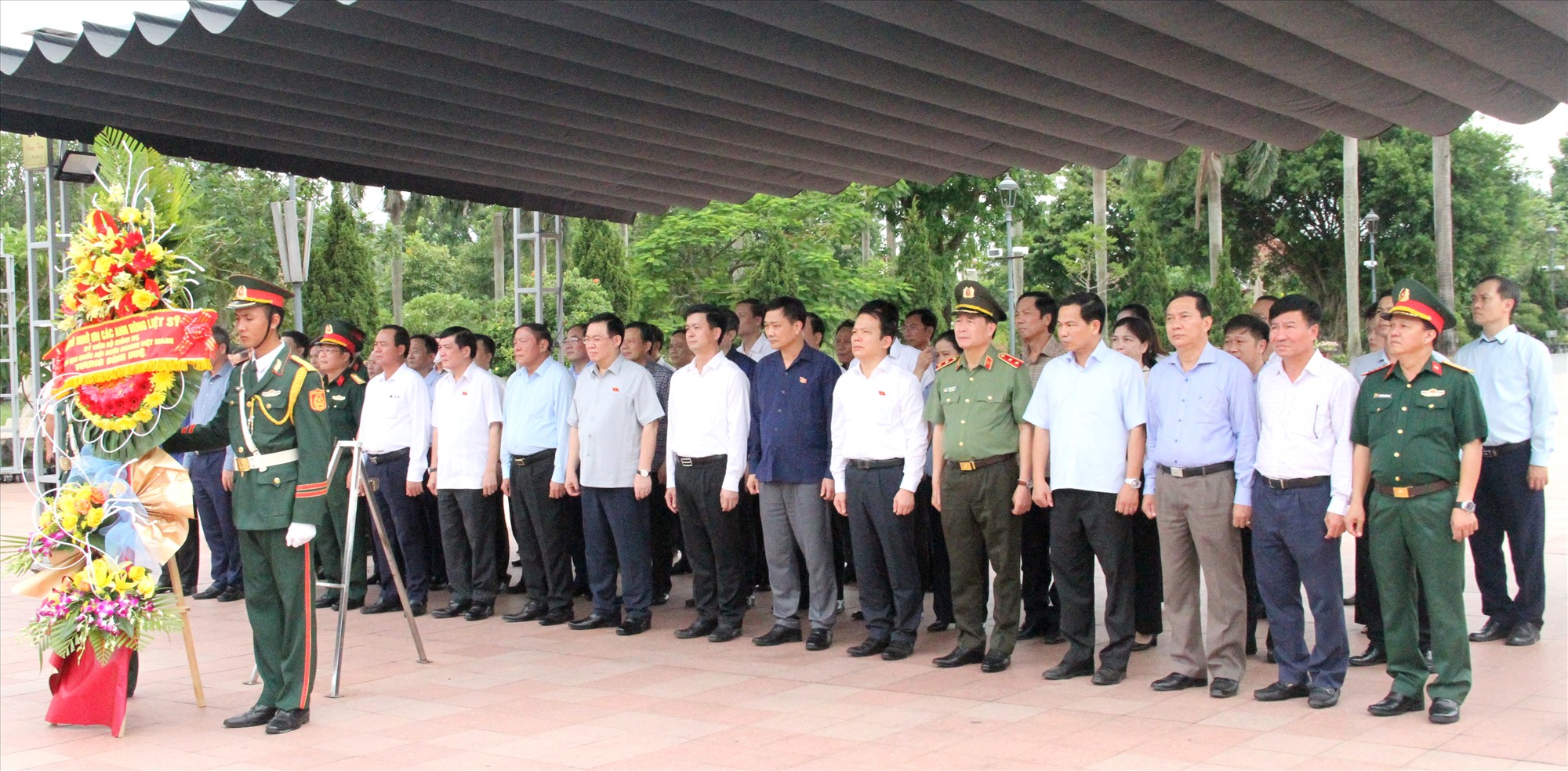 Chủ tịch Quốc hội Vương Đình Huệ và lãnh đạo tỉnh cùng các thành viên trong đoàn công tác đặt vòng hoa tại Thành Cổ Quảng Trị - Ảnh: MĐ