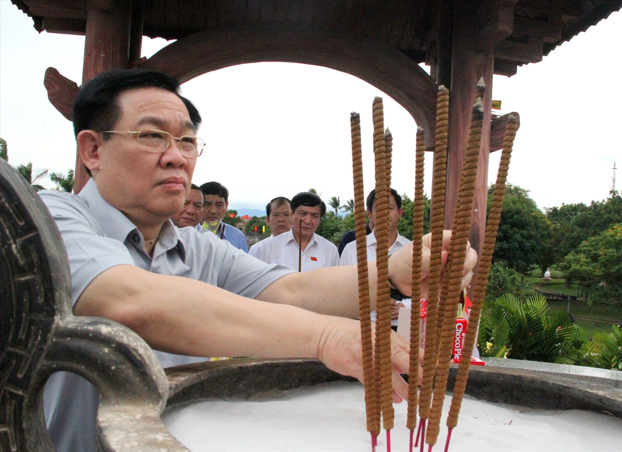 Chủ tịch Quốc hội Vương Đình Huệ dâng hương tại Thành Cổ Quảng Trị - Ảnh: MĐ
