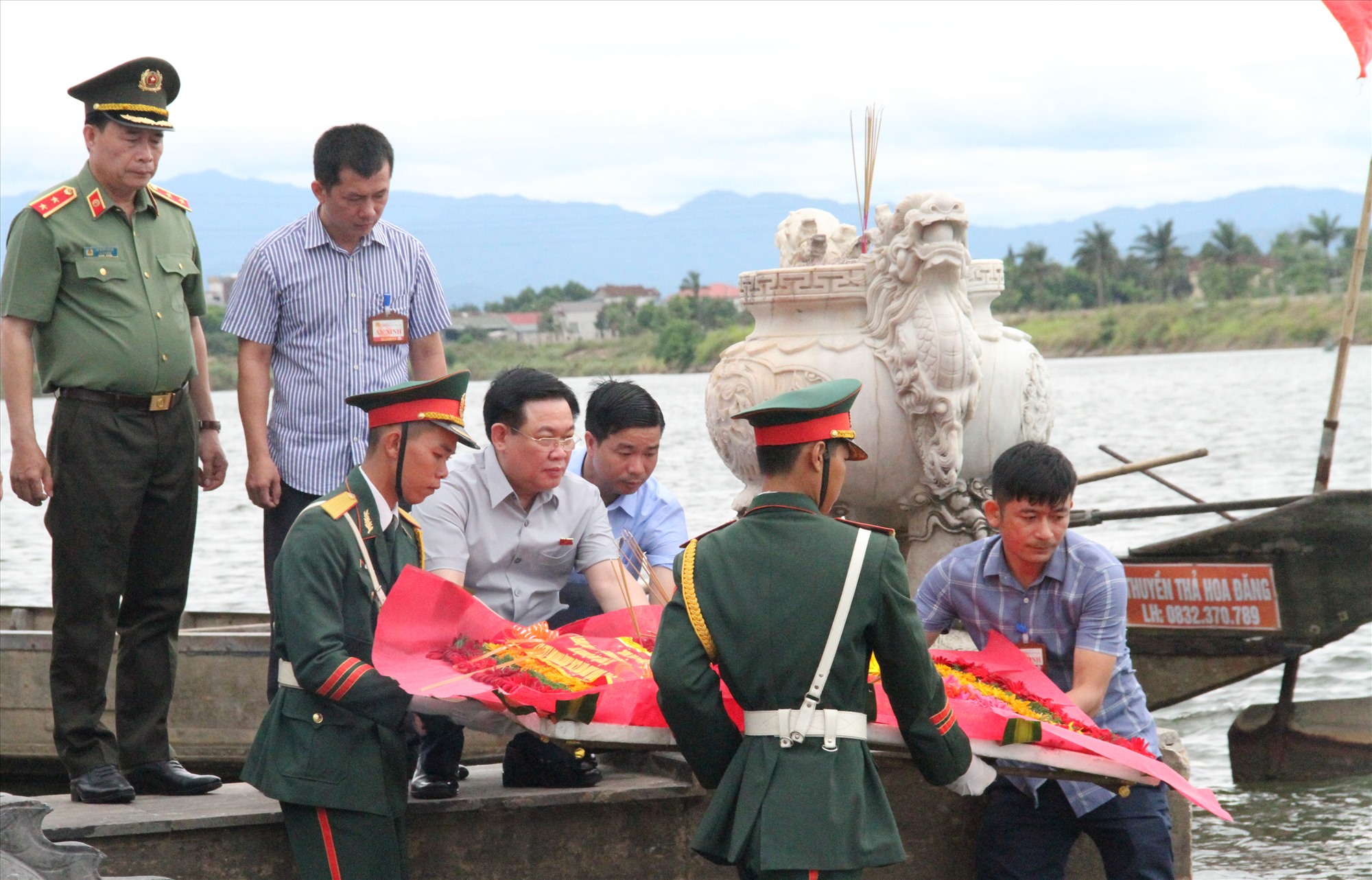 Chủ tịch Quốc hội Vương Đình Huệ thả hoa tri ân các anh hùng liệt sĩ trên sông Thạch Hãn - Ảnh: MĐ