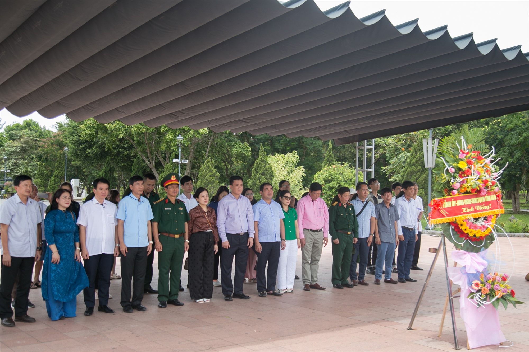 Đoàn công tác tỉnh Hải Dương tri ân các anh hùng liệt sĩ tại Di tích Thành Cổ Quảng Trị - Ảnh: Lê Trường