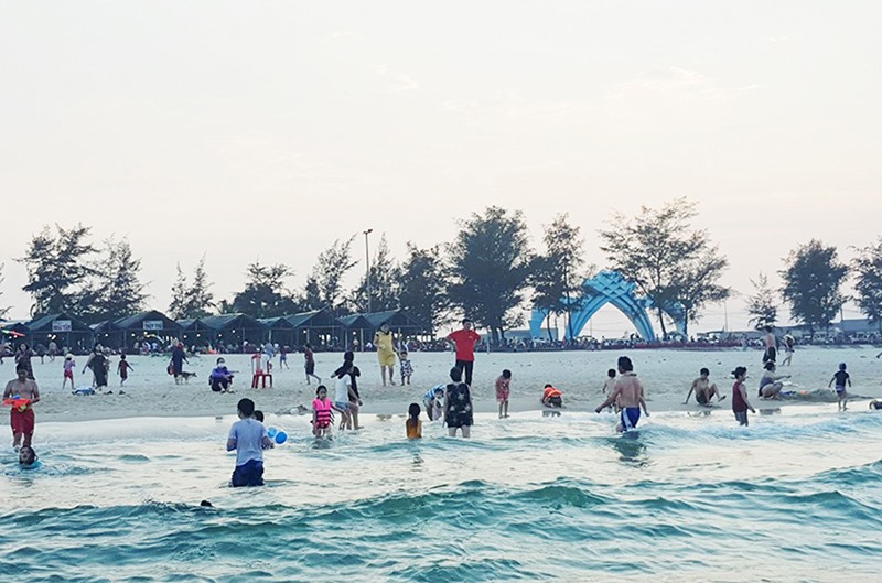 Bãi biển Cửa Việt là một trong những điểm được quan tâm đầu tư cơ sở hạ tầng để phát triển du lịch - Ảnh: TÚ LINH