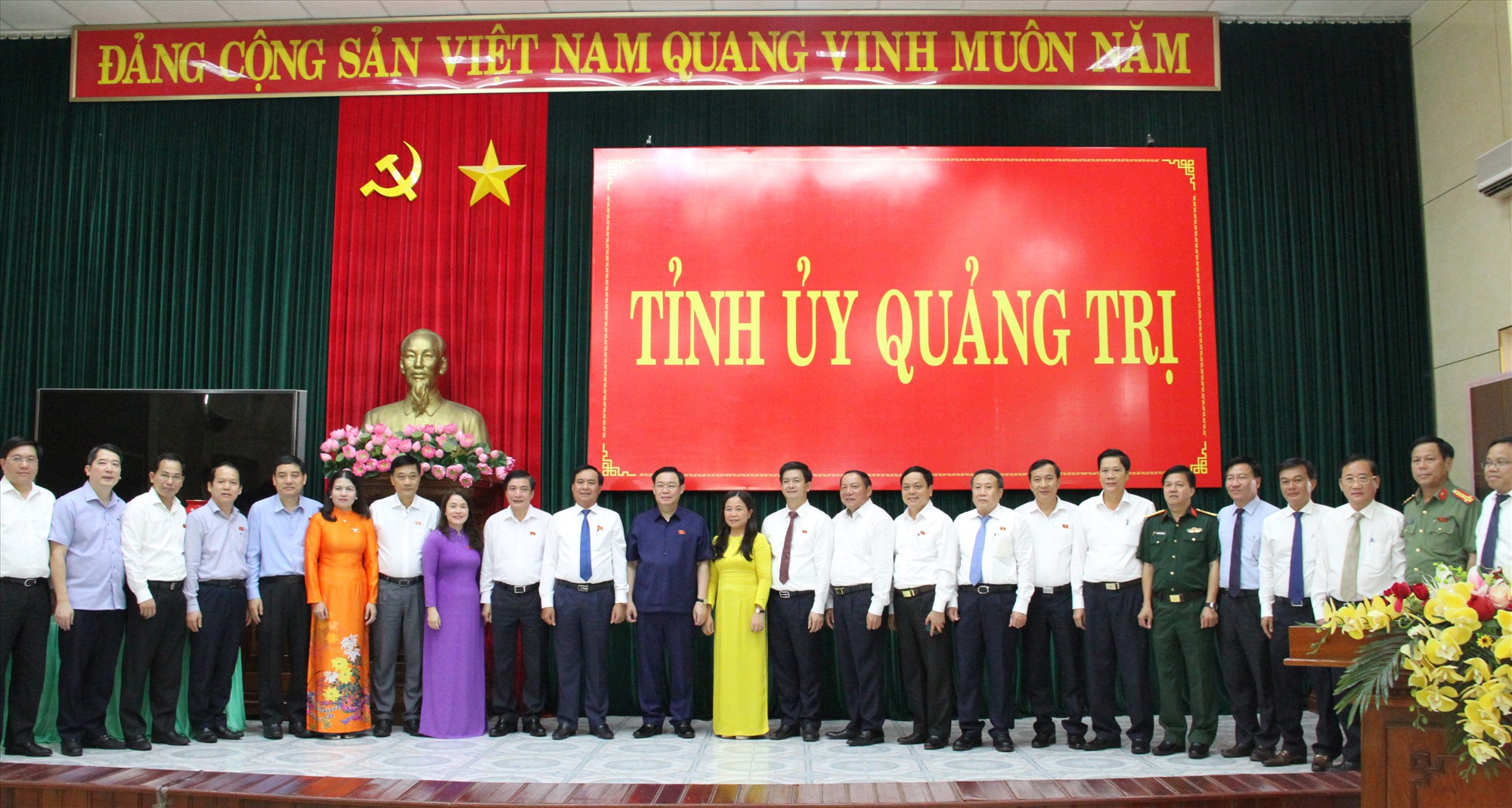 Chủ tịch Quốc hội Vương Đình Huệ chụp ảnh lưu niệm với lãnh đạo tỉnh Quảng Trị - Ảnh: MĐ