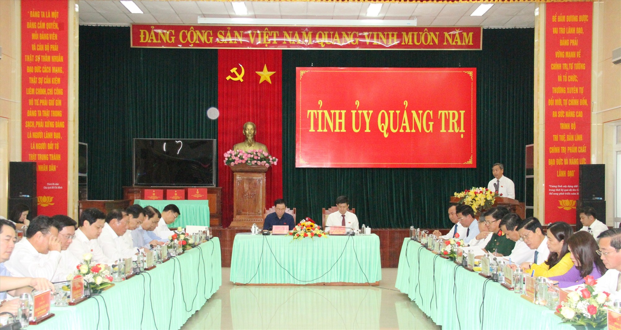 Phó Bí thư Thường trực Tỉnh ủy, Chủ tịch HĐND tỉnh Nguyễn Đăng Quang báo cáo một số kết quả nổi bật sau nửa nhiệm kỳ thực hiện Nghị quyết Đại hội Đảng bộ tỉnh lần thứ XVII - Ảnh: MĐ