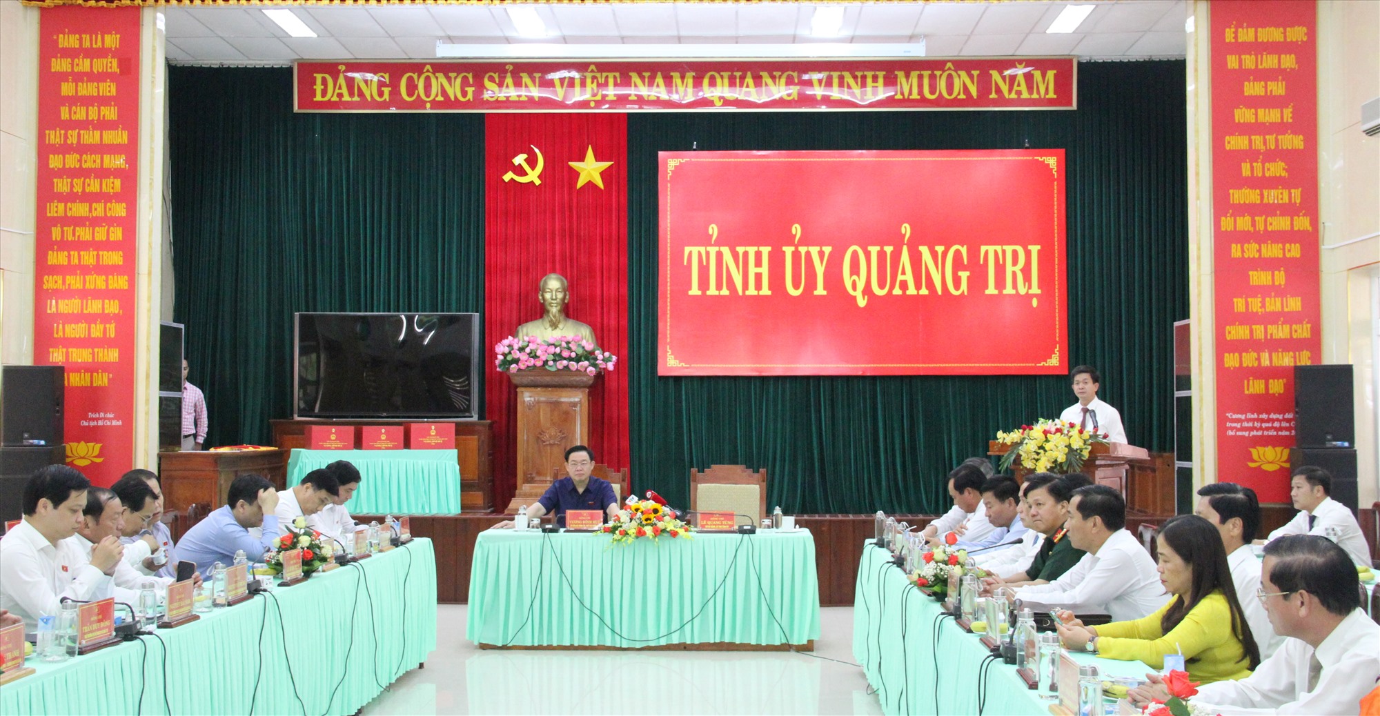 Bí thư Tỉnh ủy Lê Quang Tùng cảm ơn Chủ tịch Quốc hội Vương Đình Huệ và đoàn công tác về những ý kiến đánh giá kết quả, thành tựu của Đảng bộ tỉnh trong nửa nhiệm kỳ qua - Ảnh: MĐ