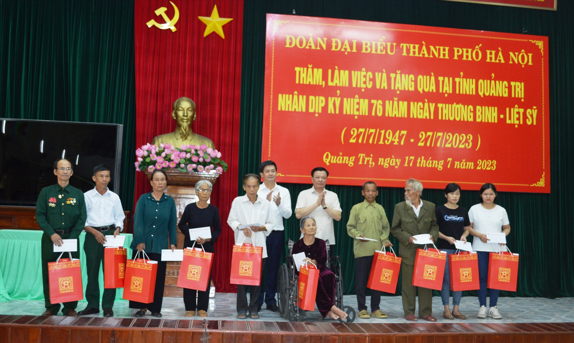 Bí thư Thành ủy Hà Nội Đinh Tiến Dũng và Bí thư Tỉnh ủy Lê Quang Tùng trao quà cho các gia đình có công với cách mạng - Ảnh: ĐV