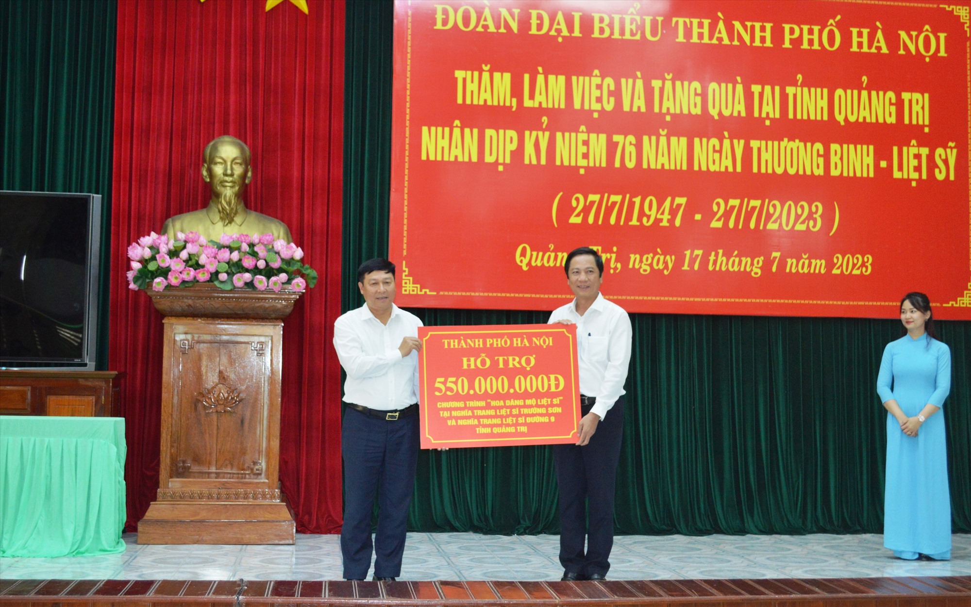 TP. Hà Nội trao tặng tỉnh Quảng Trị 550 triệu đồng hỗ trợ chương trình “Hoa dâng mộ liệt sĩ” - Ảnh: ĐV
