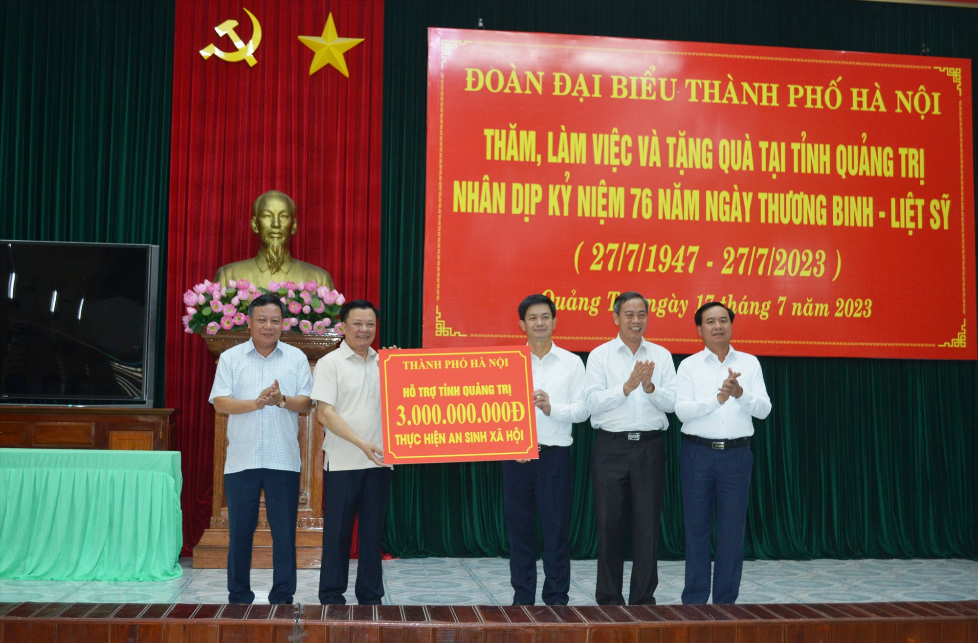 TP. Hà Nội trao tặng tỉnh Quảng Trị 3 tỉ đồng thực hiện các hoạt động an sinh xã hội - Ảnh: ĐV