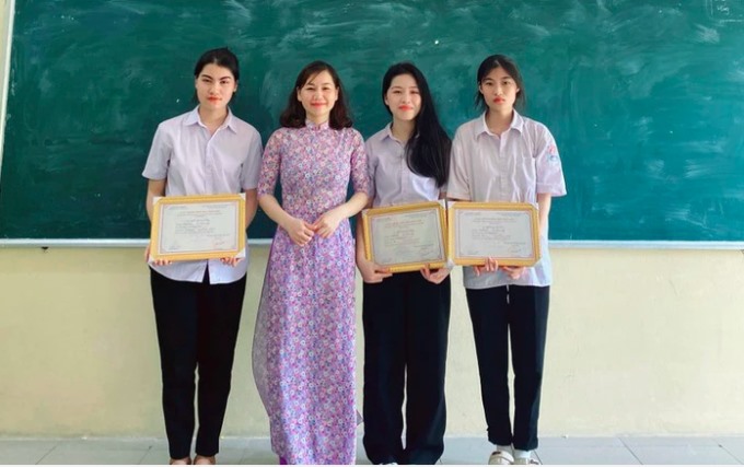 Nữ sinh Trần Ngọc Đan Thanh (câu 2 từ phải sang) là thí sinh điểm 10 Văn duy nhất kỳ thi Tốt nghiệp THPT 2023 (Ảnh: phunuvietnam)