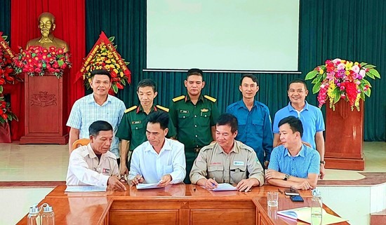Đại diện QTMAC và các tổ chức, dự án ký biên bản bàn giao đất sạch bom mìn, vật nổ cho lãnh đạo UBND xã Gio Quang - Ảnh: QTMAC