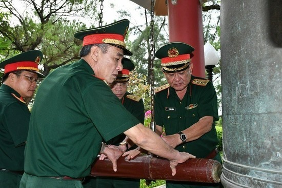 Thượng tướng Võ Minh Lương cùng đoàn thành kính dâng hoa, thỉnh chuông tri ân các anh hùng, liệt sĩ tại Nghĩa trang Liệt sĩ quốc gia Trường Sơn - Ảnh: ĐT