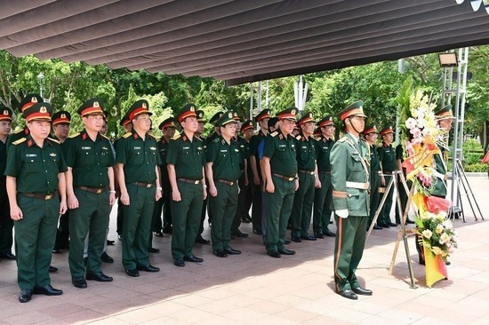 Thượng tướng Võ Minh Lương cùng đoàn thành kính dâng hoa, thỉnh chuông tri ân các anh hùng, liệt sĩ tại Nghĩa trang Liệt sĩ quốc gia Trường Sơn - Ảnh: ĐT