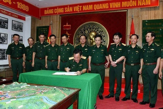 Thượng tướng Võ Minh Lương ghi sổ lưu niệm và tham quan tại phòng truyền thống BĐBP Trị Quảng - Ảnh: ĐT