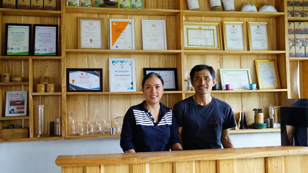 Vợ chồng Phong với các danh hiệu về chất lượng cà phê đặc sản Arabica Khe Sanh - Ảnh: T.H