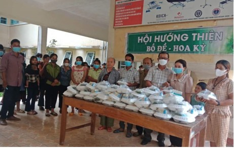 TTYT huyện Hướng Hóa phối hợp với các nhà hảo tâm hỗ trợ bữa ăn miền phí cho bệnh nhân nghèo - Ảnh: TTYT HH