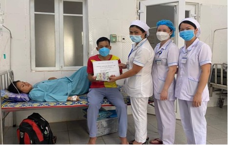 Cán bộ TTYT huyện Hướng Hóa trao quà của mạnh thường quân hỗ trợ bệnh nhân có hoàn cảnh đặc biệt khó khăn - Ảnh: TTYT HH