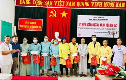 TTYT huyện Hóa hóa trao quà chương trình “Chung tay với người bệnh” - Ảnh: TTYT HH