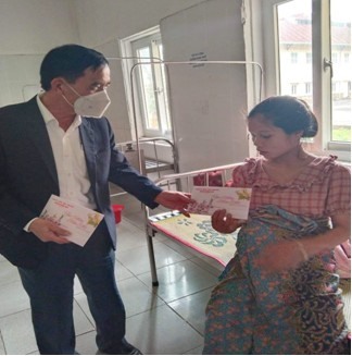 Lãnh đạo huyện Hướng Hóa tặng quà Tết cho bệnh nhân nghèo điều trị tại TTYT huyện - Ảnh: TTYT HH