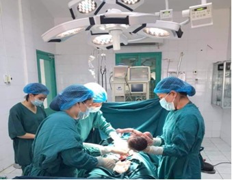 Ứng dụng khoa học kỹ thuật cao phẫu thuật lấy thai tại TTYT huyện Hướng Hóa-Ảnh: TTYT HH