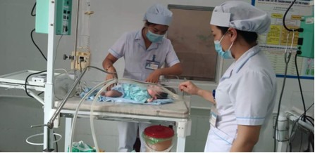 Chăm sóc đặc biệt cho trẻ sơ sinh bằng thiết bị hiện đại - Ảnh: TTYT HH