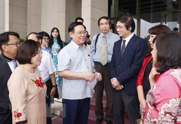 Chủ tịch Quốc hội Vương Đình Huệ với các đại biểu. (Ảnh: Doãn Tấn/TTXVN)