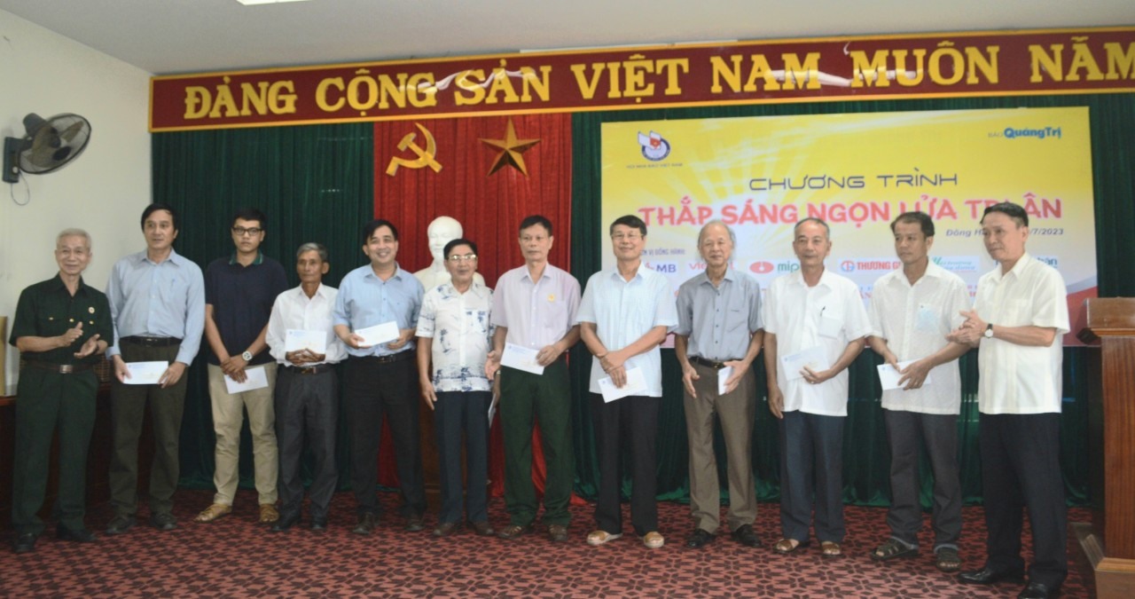 Đại diện lãnh đạo Hội Nhà báo Việt Nam trao quà cho các nhà báo lão thành, nhà báo cựu chiến binh, thân nhân gia đình liệt sĩ nhà báo - Ảnh: L.T