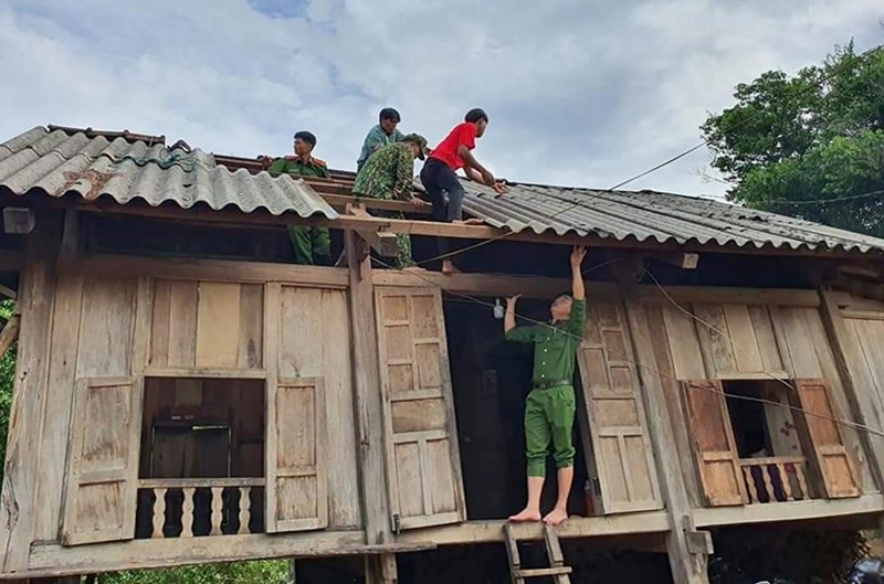 Lực lượng vũ trang giúp dân tu sửa nhà cửa hư hỏng do thiên tai gây ra- Ảnh: N.T