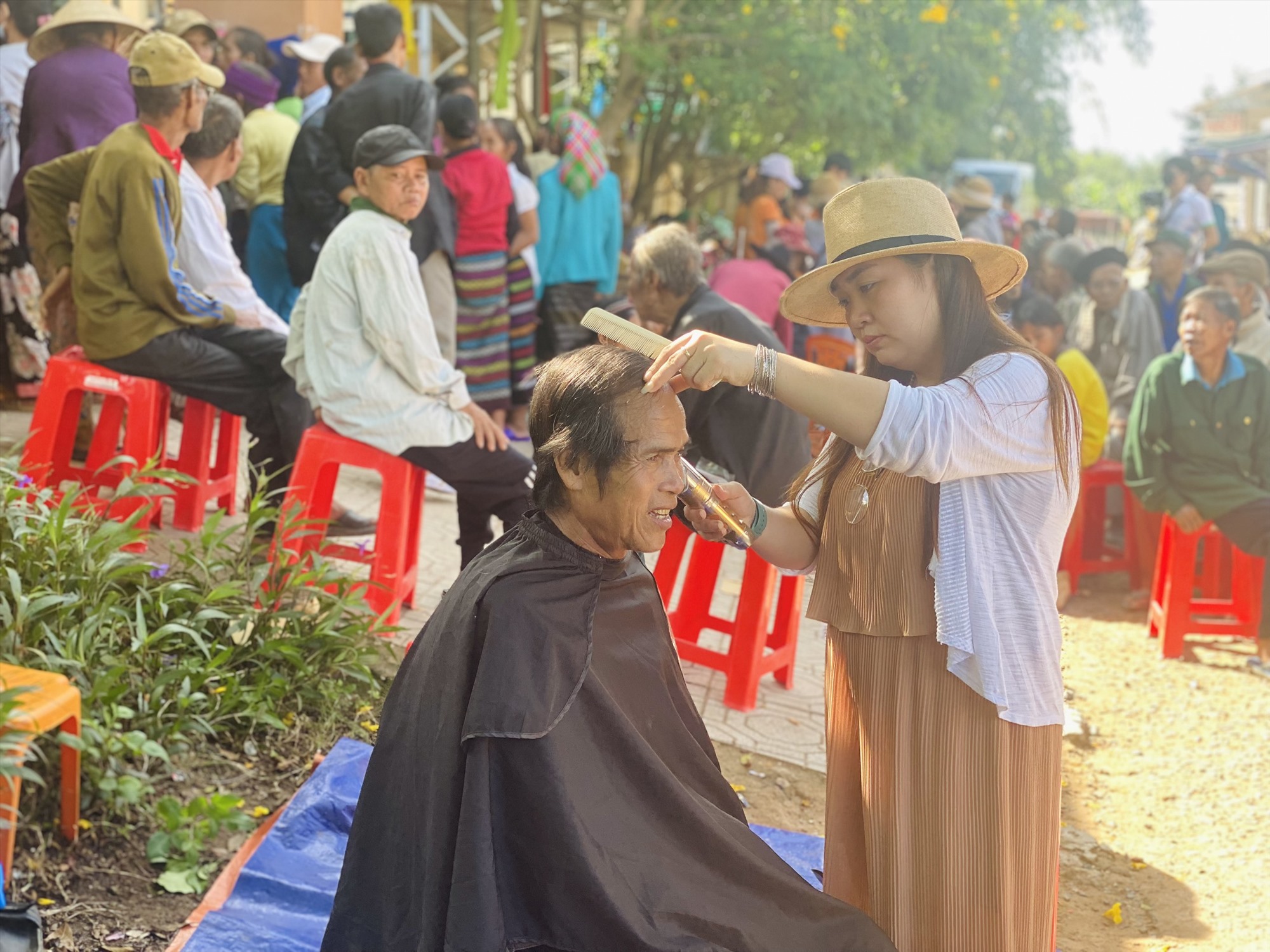 Cắt tóc miễn phí cho người dân ở xã A Dơi - Ảnh: MĐ