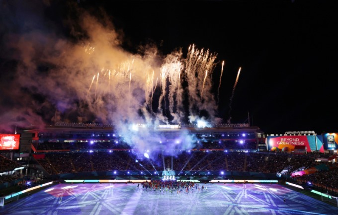 Màn trình diễn pháo hoa và ánh sáng trên sân sân vận động Eden Park trong lễ khai mạc. Ảnh: FIFA.