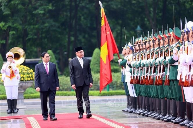 Thủ tướng Phạm Minh Chính và Phu nhân đón Thủ tướng Malaysia Anwar Ibrahim và Phu nhân. Ảnh: Dương Giang/TTXVN