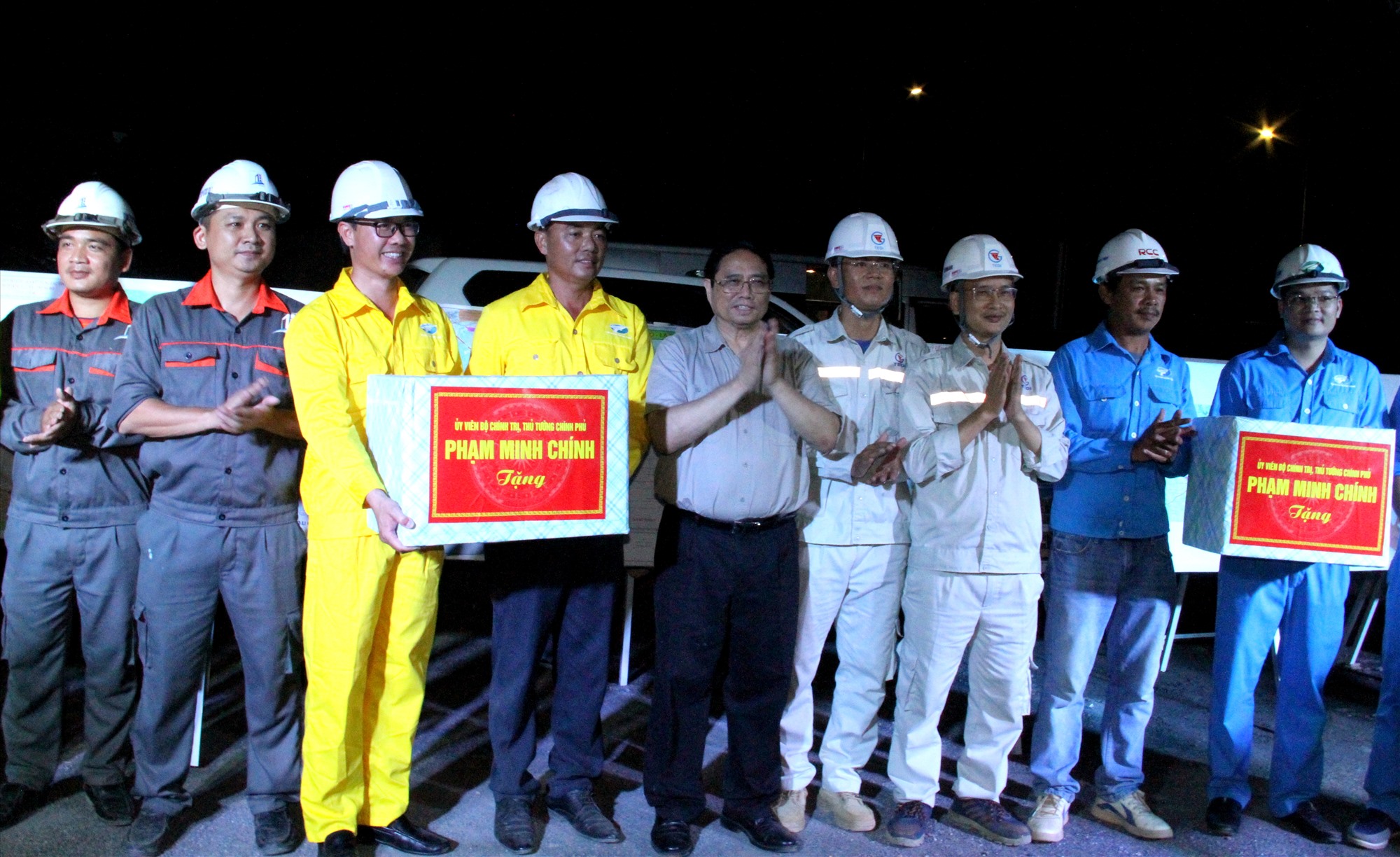 Thủ tướng Phạm Minh Chính tặng quà cho cán bộ, công nhân thi công các dự án tại Quảng Trị - Ảnh: MĐ
