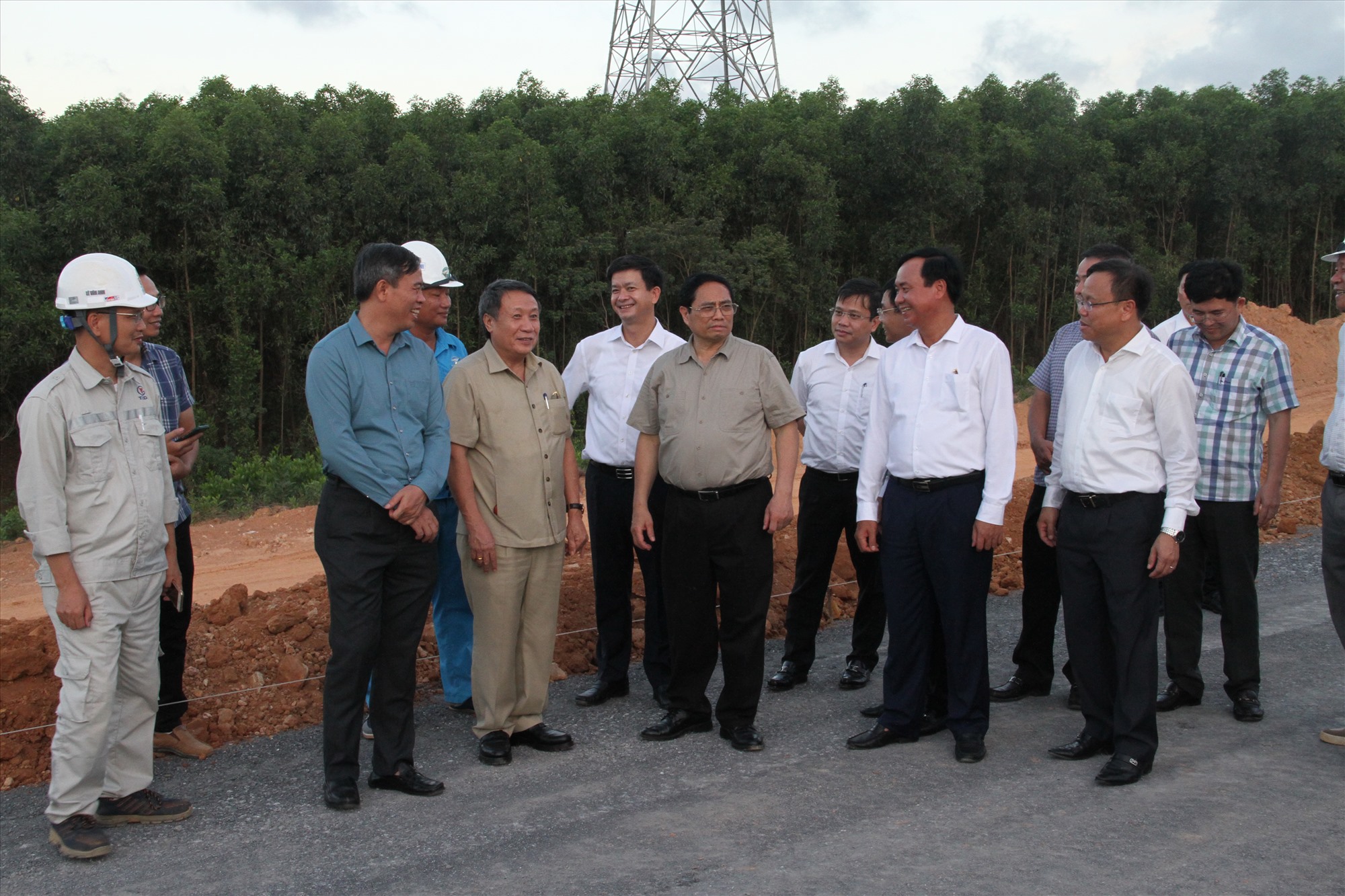 Thủ tướng Phạm Minh Chính trao đổi với lãnh đạo tỉnh và đơn vị thi công dự án cao tốc đoạn Vạn Ninh-Cam Lộ - Ảnh: MĐ