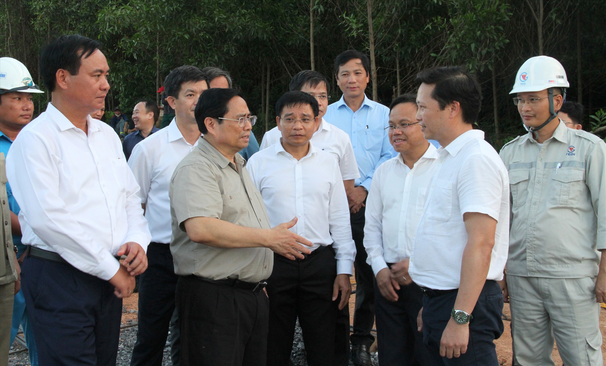 Thủ tướng Phạm Minh Chính thị sát công trường xây dựng dự án cao tốc đoạn Vạn Ninh - Cam Lộ - Ảnh: MĐ