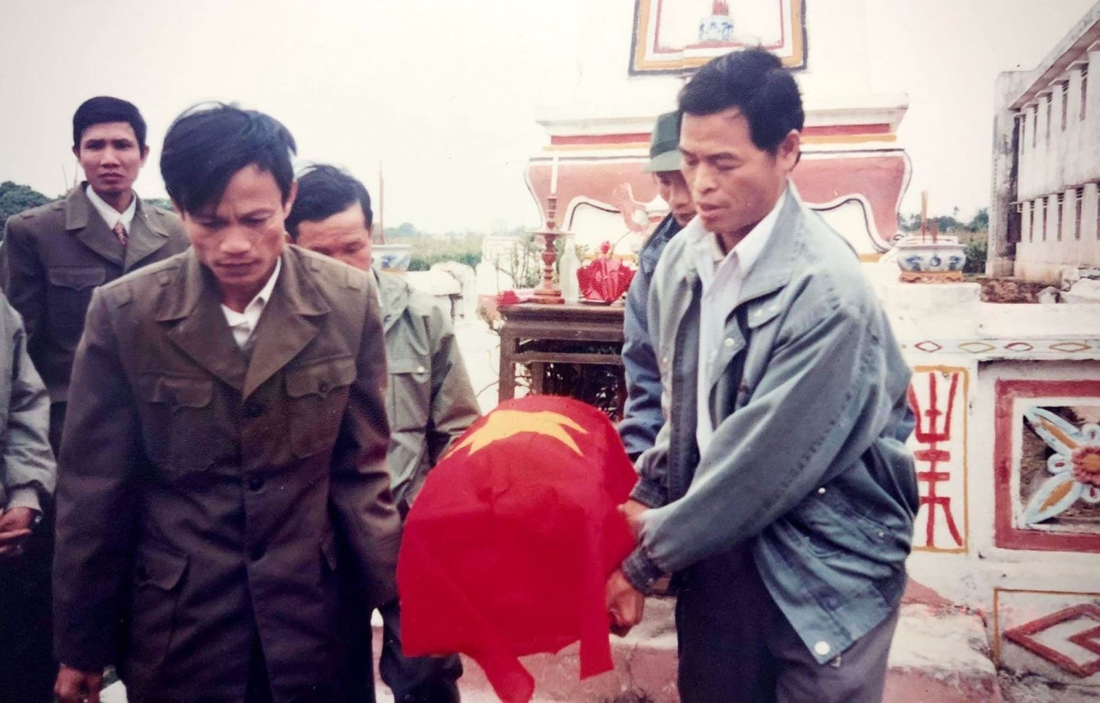 aSu 32 năm nằm lại chiến trường, ngày 15/12/2000, liệt sĩ Nguyễn Trung Thứ được đưa về an nghỉ tại Nghĩa trang liệt sĩ quê hương