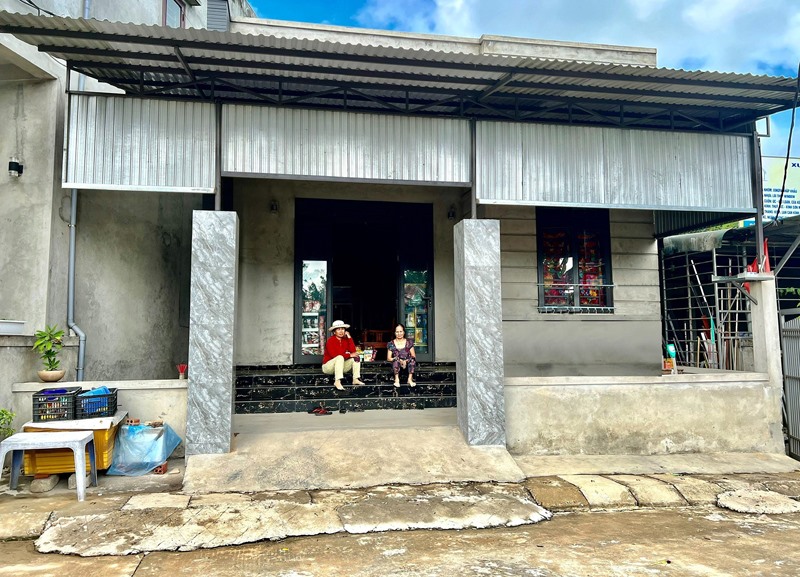 Ngôi nhà của bà Nguyễn Thị Tùng (bên phải) được hỗ trợ xây dựng từ nguồn Quỹ “Đền ơn đáp nghĩa” của TP. Đông Hà -Ảnh: H.N
