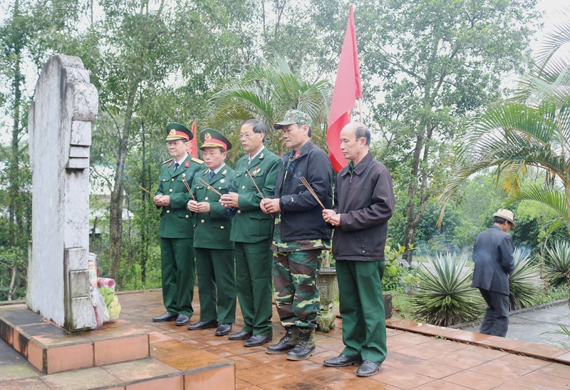 Ban Liên lạc Trung đoàn 6 thắp hương cho cán bộ, chiến sĩ tại Bia tưởng niệm của trung đoàn - Ảnh: T.Q.B