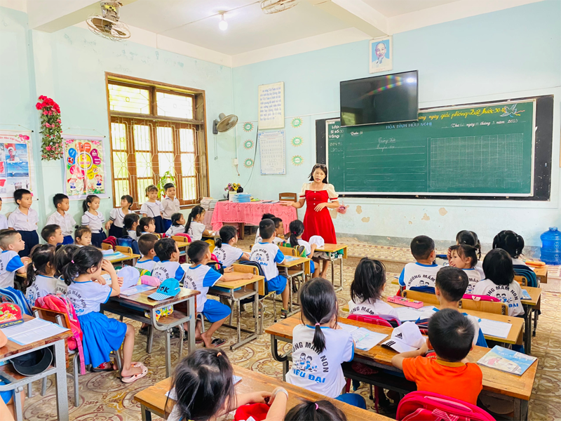 Hoạt động tham quan trường tiểu học của các cháu 5, 6 tuổi Trường Mầm non Triệu Đại, huyện Triệu Phong - Ảnh: TĐ