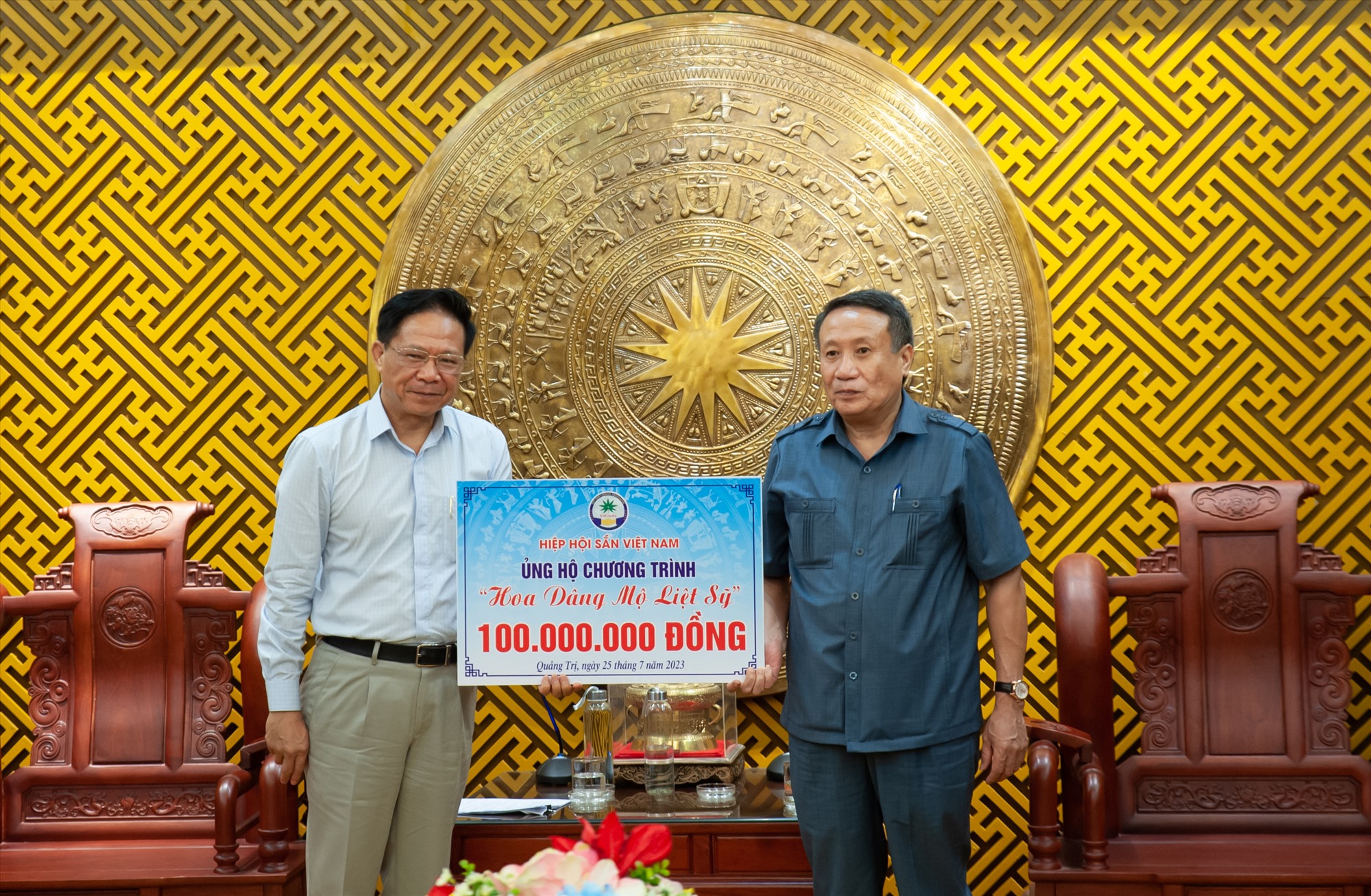 Hiệp hội Sắn Việt Nam ủng hộ Chương trình Hoa dâng mộ liệt sĩ tỉnh Quảng Trị 100 triệu đồng - Ảnh: Trần Tuyền