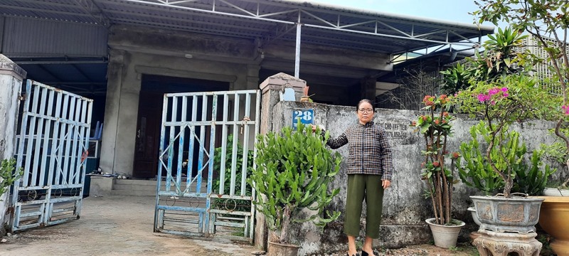 Bà Loan bên ngôi nhà số 28 Trương Định đang bị buộc phải tháo dỡ để trả lại đất cho chủ mới - Ảnh: T.U