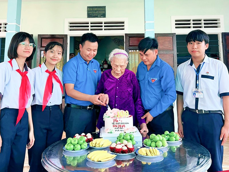 Cán bộ đoàn, đoàn viên, thanh niên và học sinh chúc mừng sinh nhật Mẹ Việt Nam anh hùng Đào Thị Vui -Ảnh: T.L