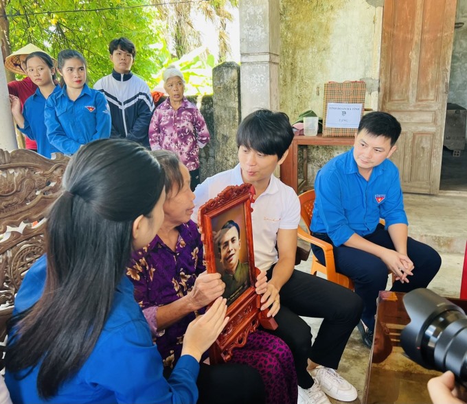 Tỉnh đoàn Hà Tĩnh và nhóm Team Lee tới trao ảnh và tặng quà cho gia đình thân nhân anh hùng liệt sĩ Phan Đình Giót. Ảnh: Tỉnh đoàn Hà Tĩnh