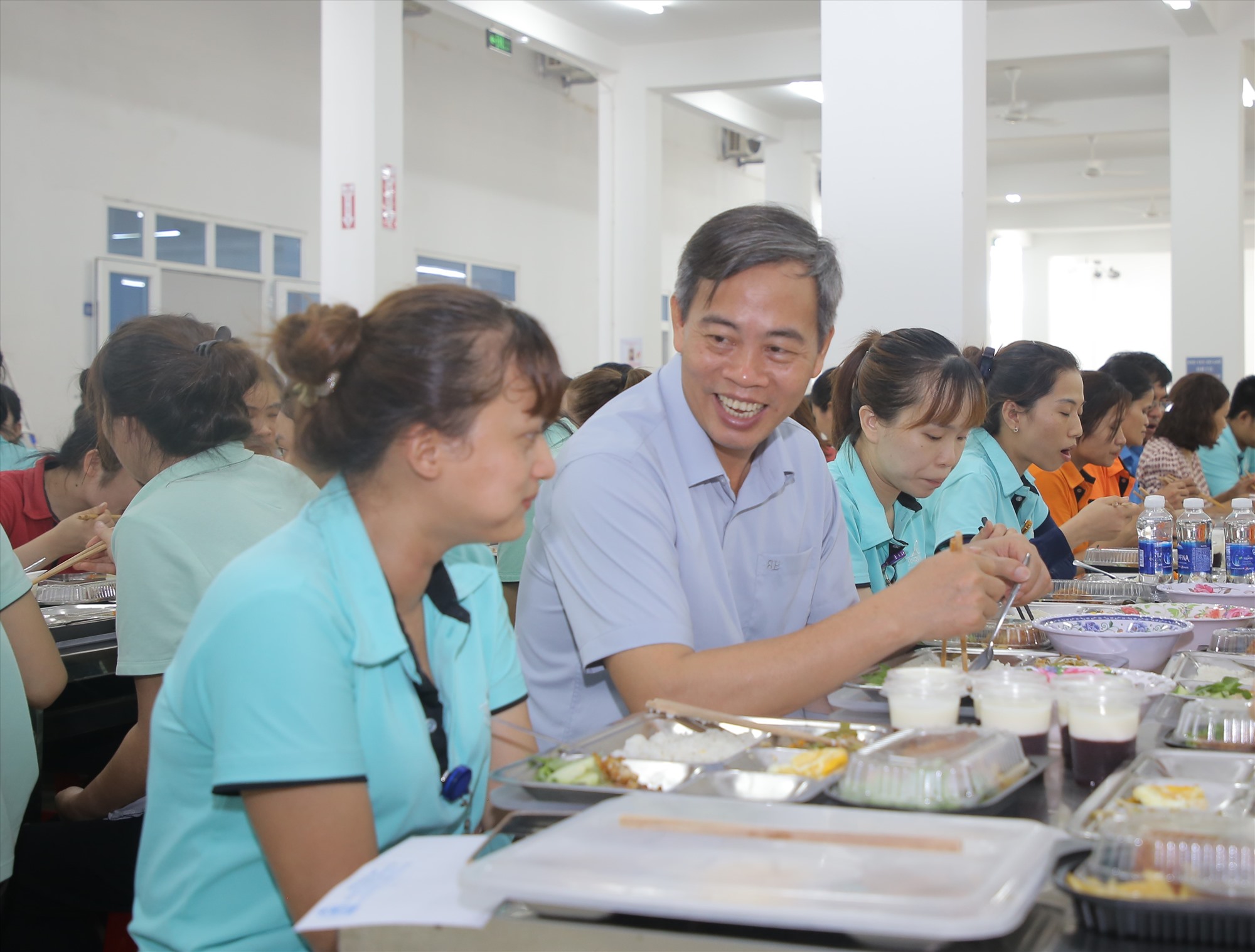 Phó Bí thư Thường trực Tỉnh ủy, Chủ tịch HĐND tỉnh Nguyễn Đăng Quang tham dự “Bữa cơm công đoàn” với người lao động tại Công ty TNHH MTV Dụng cụ du lịch Jinquan Việt Nam -Ảnh: T.D