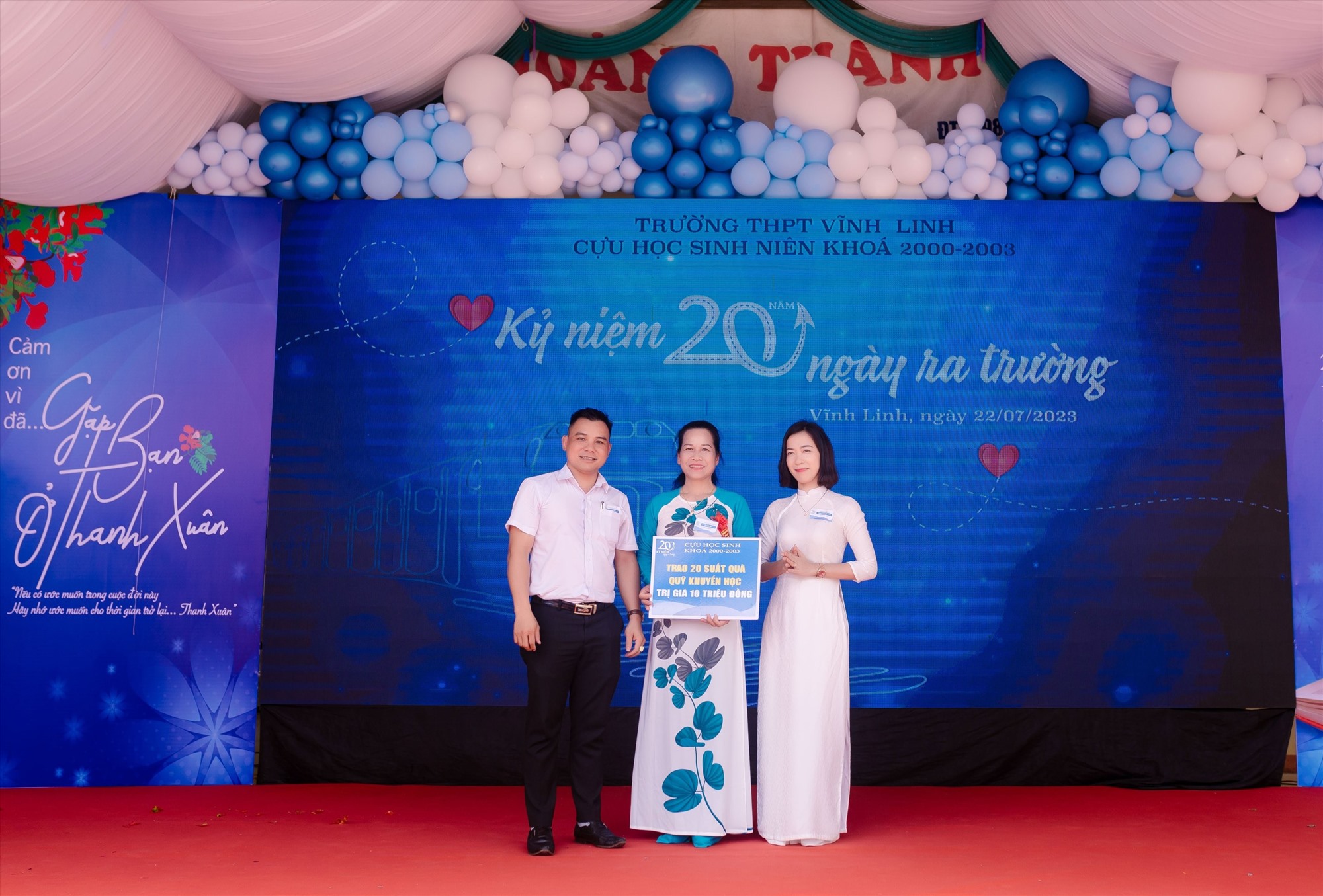 Cựu học sinh khóa 2000 - 2003 Trường THPT Vĩnh Linh trao tặng 20 suất quà cho Quỹ khuyến học nhà trường - Ảnh: CHS