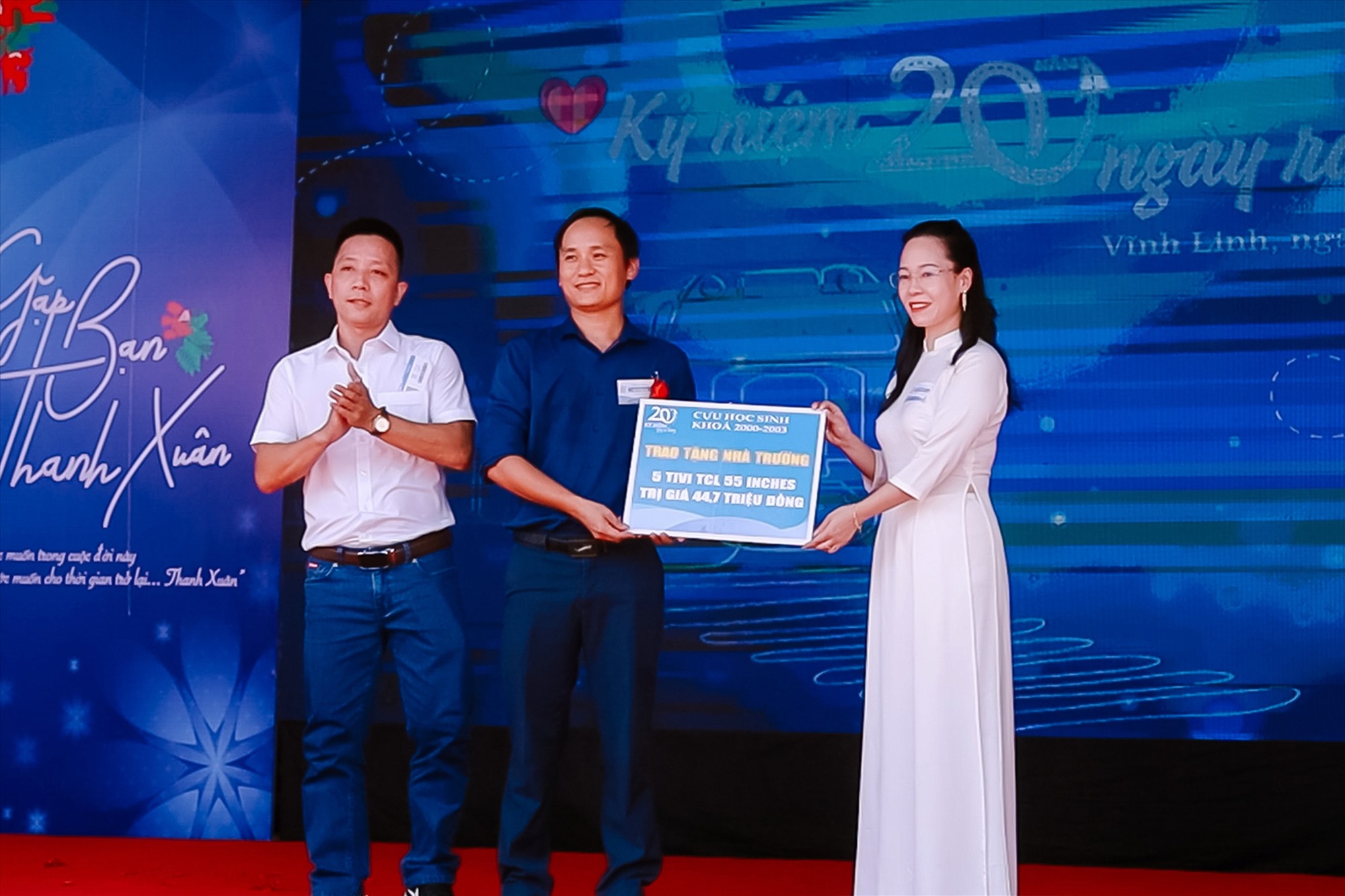 Đại diện Ban liên lạc cựu học sinh khóa 2000-2003 Trường THPT Vĩnh Linh trao tặng nhà trường 5 ti vi trị giá hơn 40 triệu đồng - Ảnh: CHS