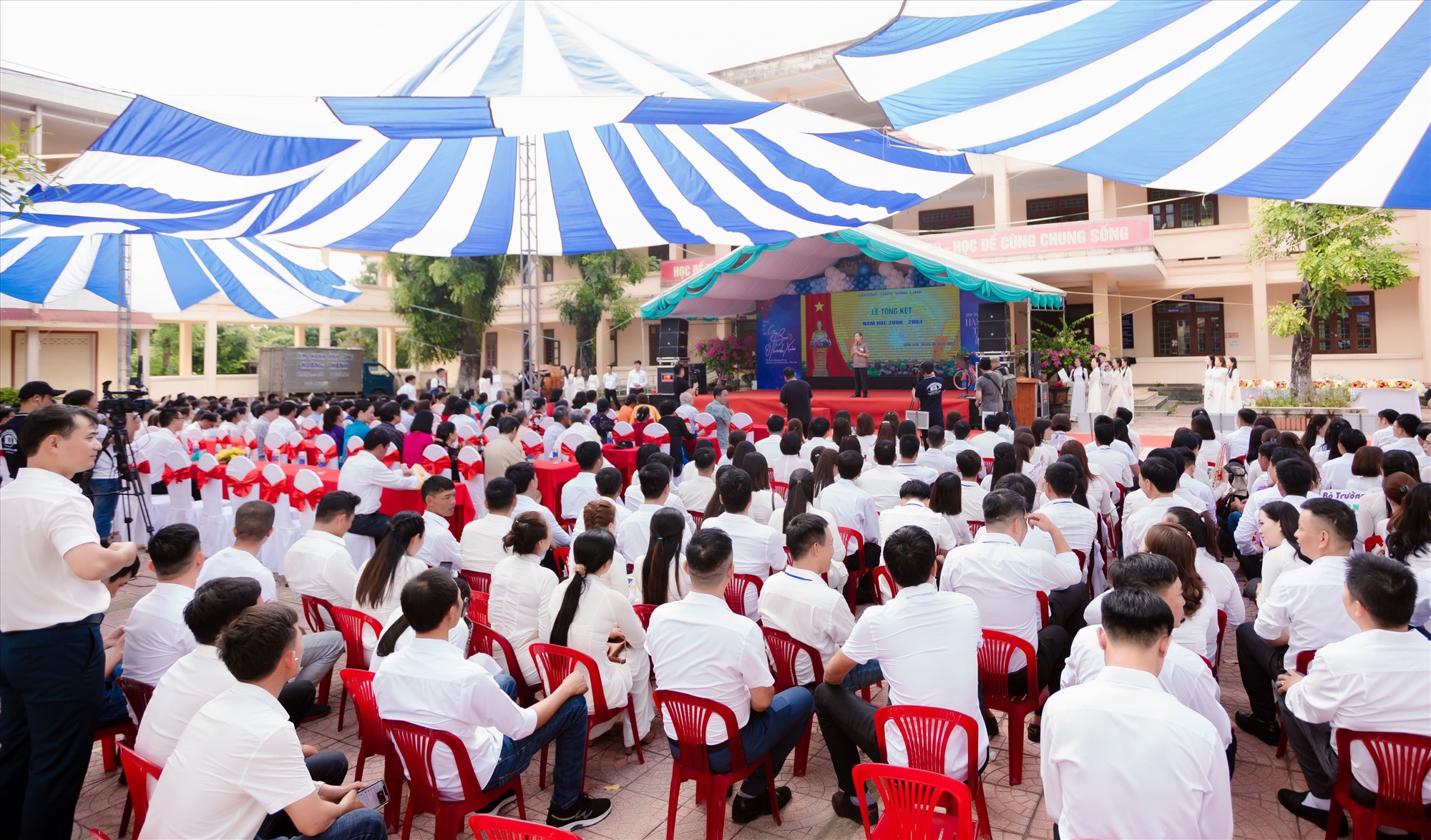 Quang cảnh chương trình Hội khóa 20 năm “Hành trình thanh xuân” do cựu học sinh khóa 2000-2003 tổ chức tại Trường THPT Vĩnh Linh - Ảnh: CHS