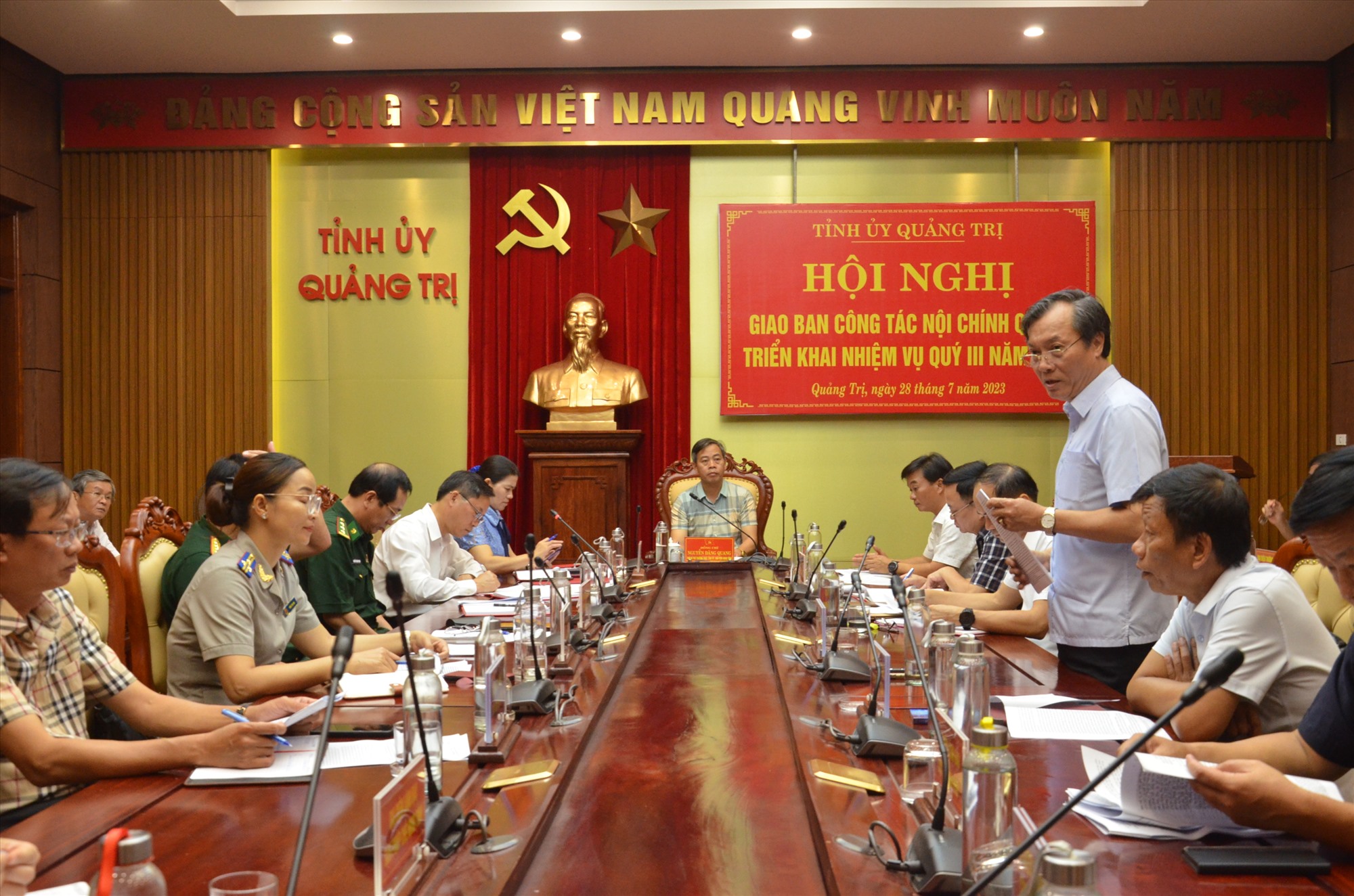 Chánh Thanh tra tỉnh Nguyễn Trí Kiên báo cáo kết quả việc thanh tra các vụ việc theo kiến nghị của công dân - Ảnh: Lê Minh